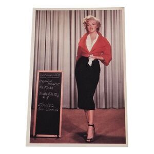 Vintage Marilyn Monroe Postcard 1952 Wardrobe Spot Photo For The "Niagara" Movie
